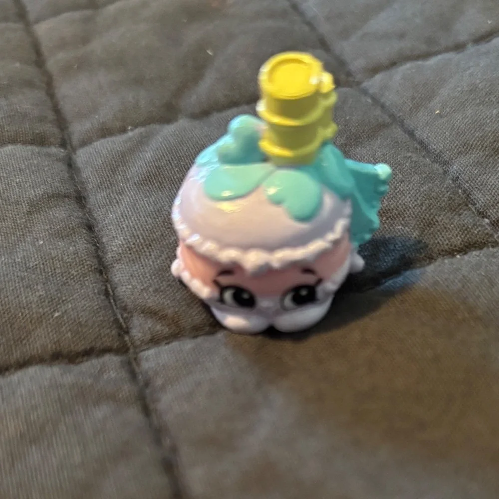 Moose Toys Shopkins Season 1 Pink Blue White Cupcake Dessert Miniature Figure